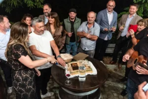 Rezanje torte na proslavi pet godina vinarije Zlatno Brdo