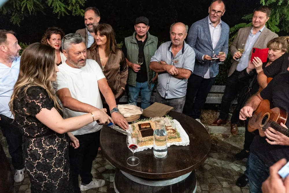 Rezanje torte na proslavi pet godina vinarije Zlatno Brdo