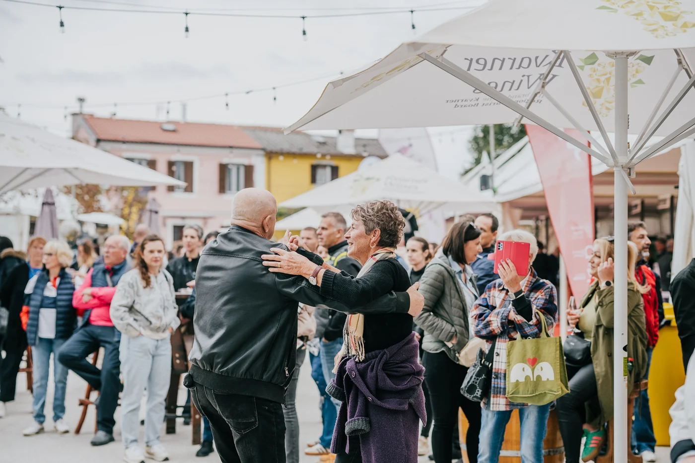 Posjetitelji pod suncobranima na Festivalu vina CrekVina