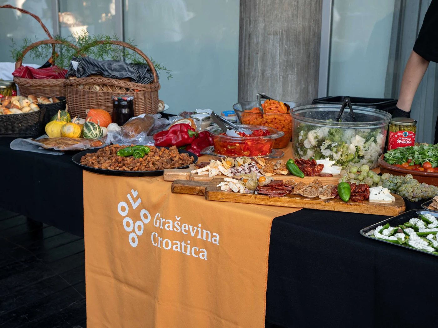 Gastronomska ponuda istočne Hrvatske na stolu s oznakom Graševine Croatice