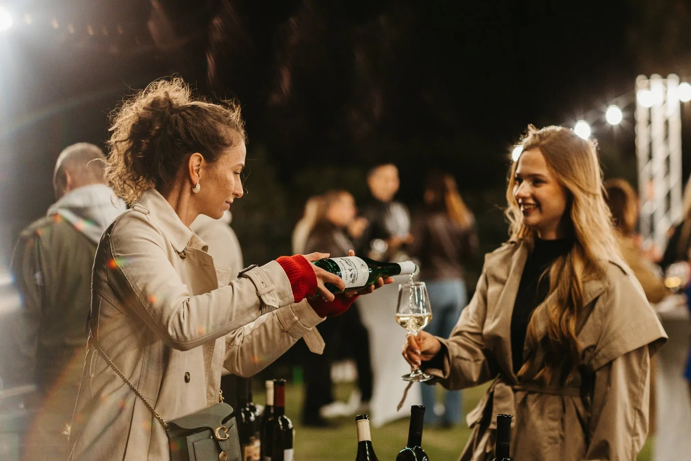 Nalijevanje vina posjetiteljici na festivalu