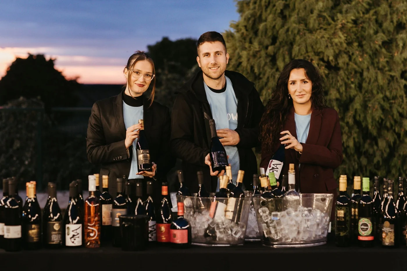 Vinari za štandom s bocama na Dunav Wine Festivalu