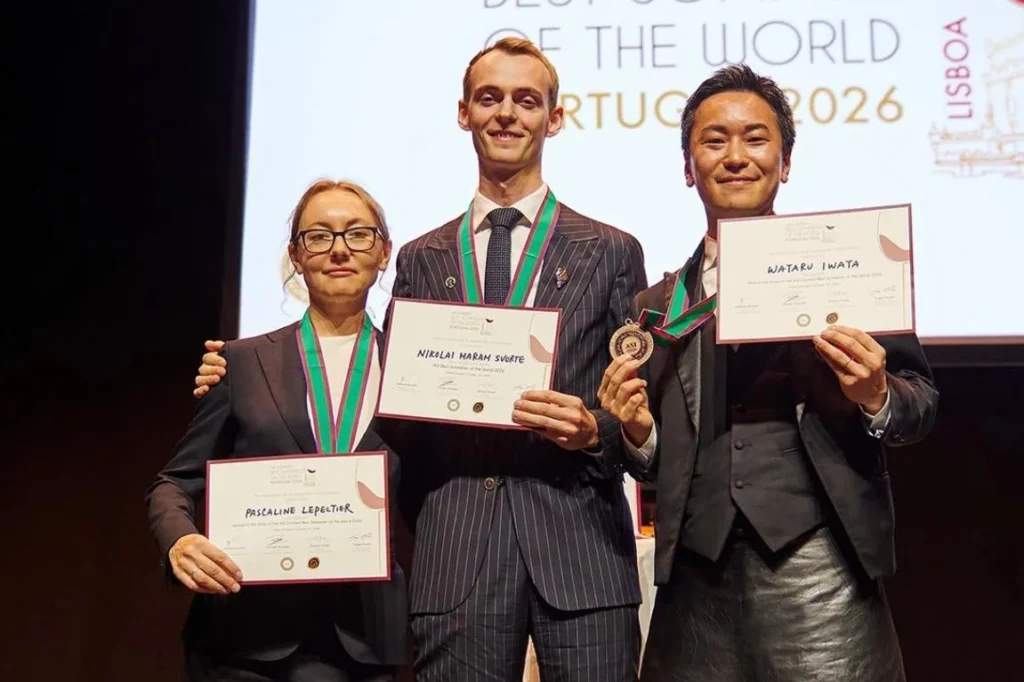 Pascaline Lepeltier, Nikolai Haram Svorte i Wataru Iwata s medaljama i diplomama na pozornici u Lisabonu
