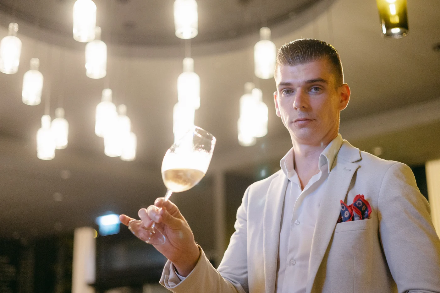 Sommelier Kristijan Harjač s čašom pjenušca