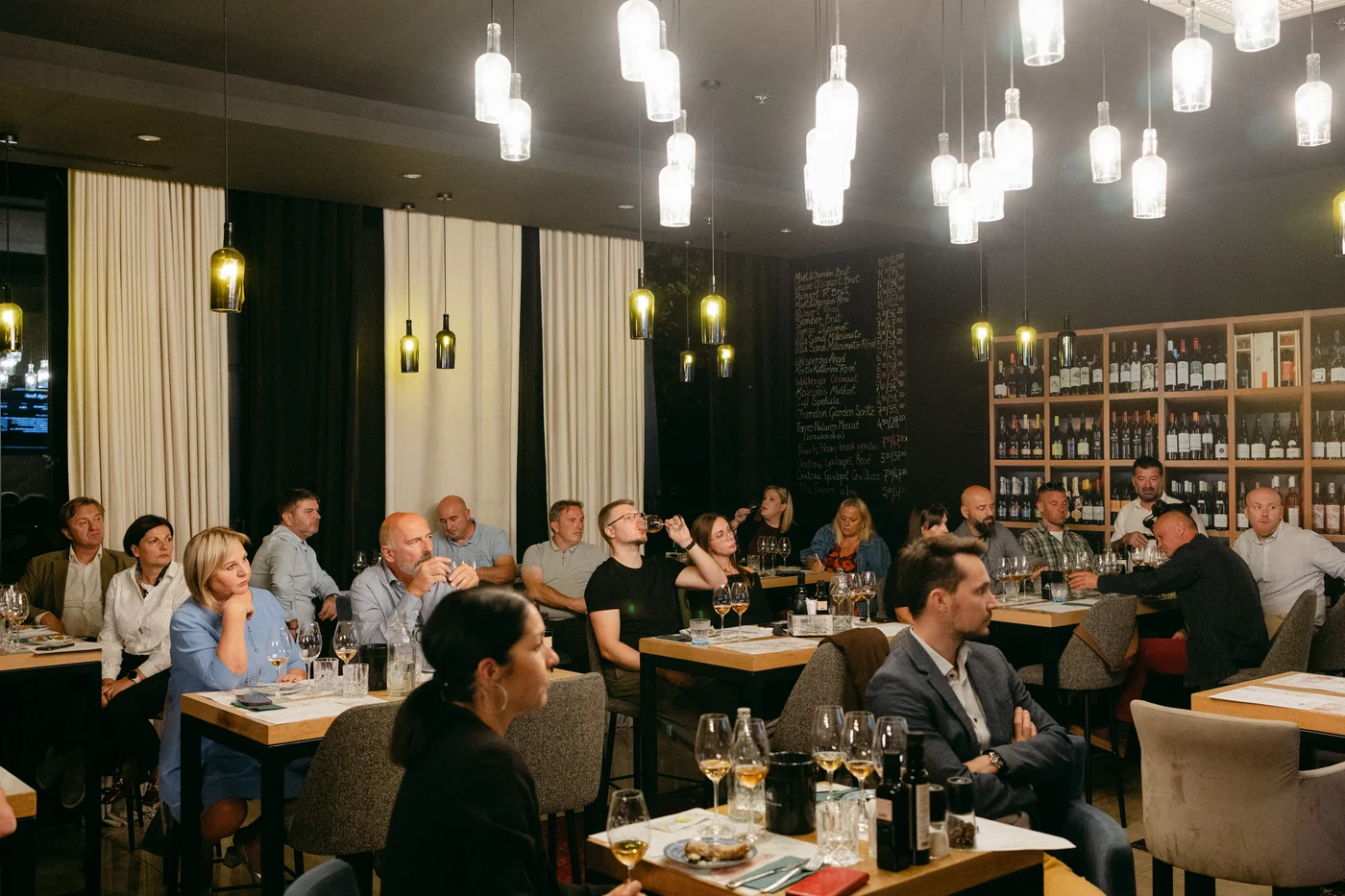 Publika na masterclassu pjenušaca u MIVA bistrou i wine baru
