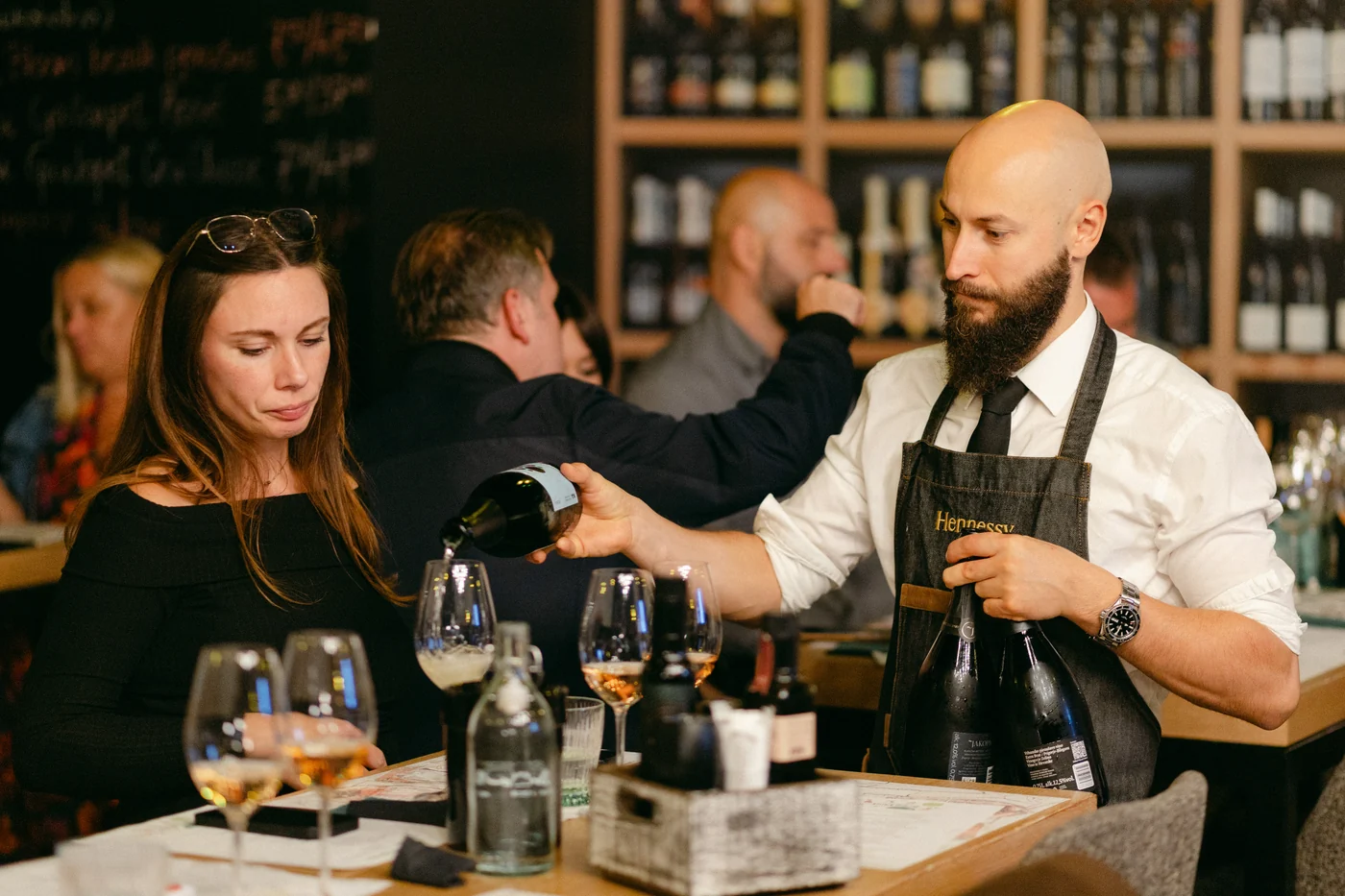 Posluzivanje pjenušaca za stolom u MIVA bistrou