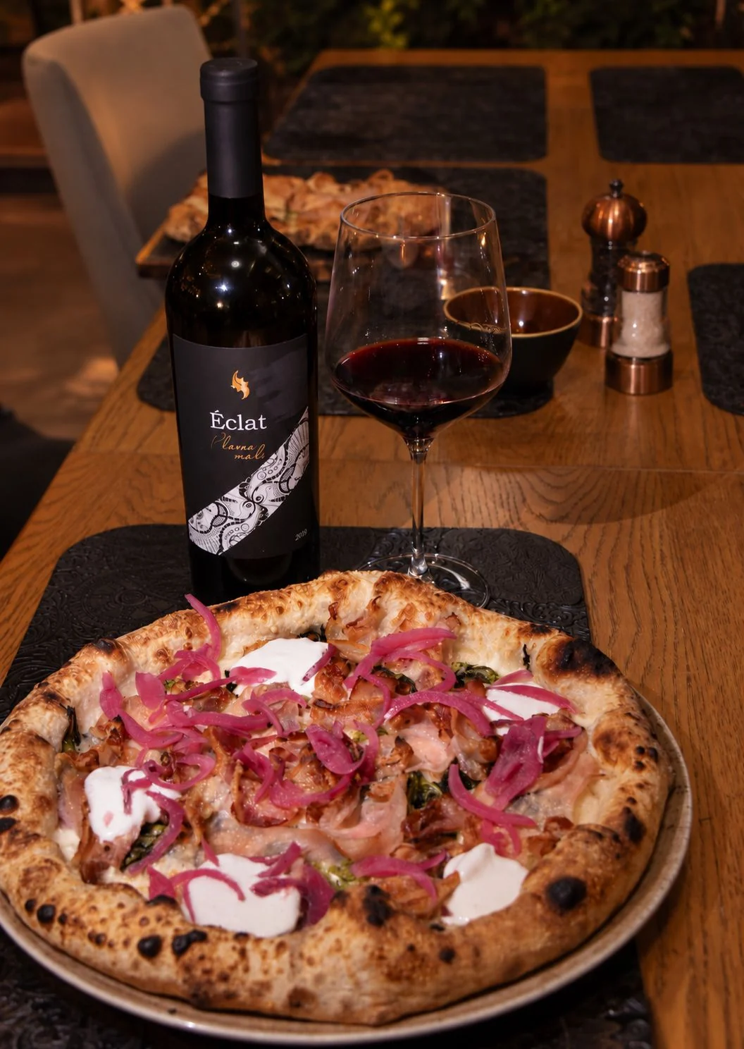 Pizza Slanina Friarielli uz Éclat Plavac mali