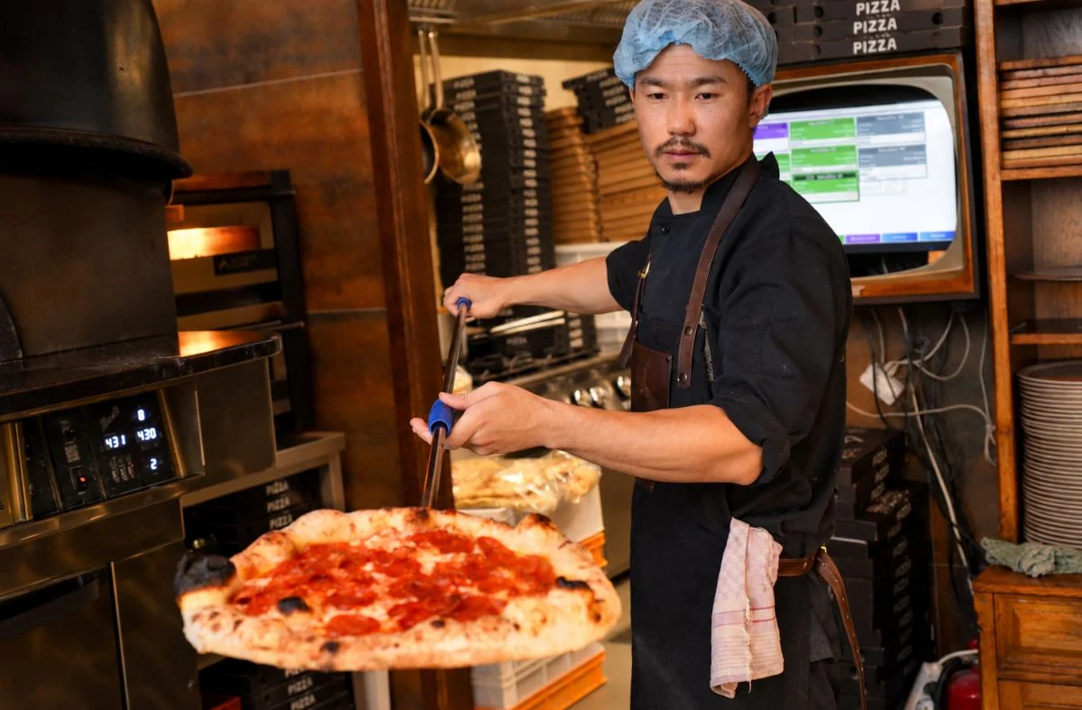 Priprema pizze u pizzeriji Mrs. Fogg